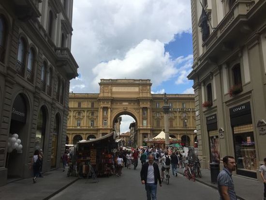 ... Piazza della Repubblica ...