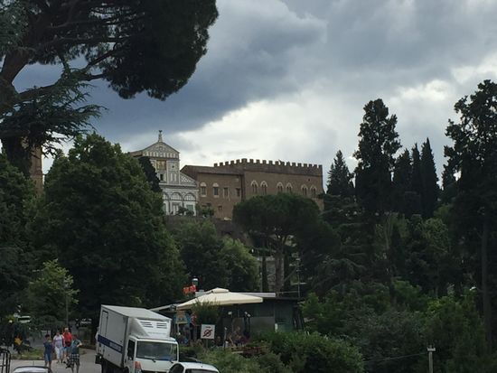 ... im Hintergrund die Basilika San Miniato al Monte ...