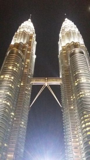 die Petrona Twin Towers bei Nacht