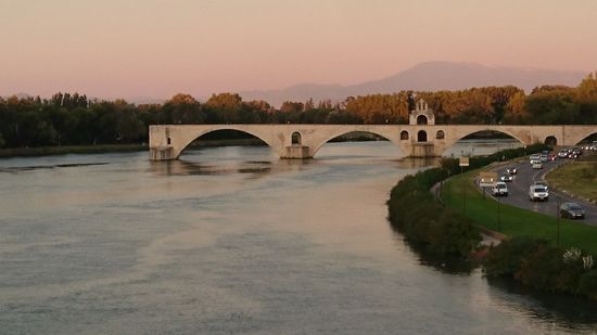 Die Pont d'Avignon ist besonders eindrucksvoll. Leider konnten wir sie nicht besichtigen.  Es war schon zu spät und sie wurde geschlossen.