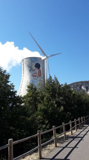 So sieht der Kühlturm des Atomkraftwerks aus wie eine alte Windmühle.