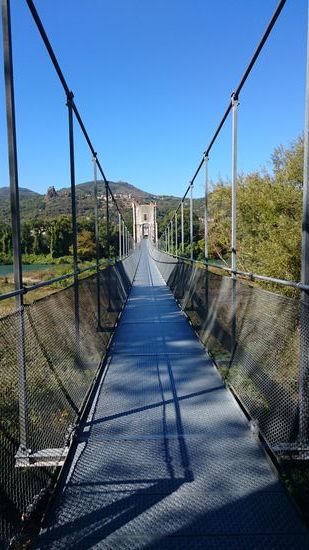 Hängebrücke über die Rhone. Bei starkem Nordwind ist Fahrrad schieben obligatorisch.