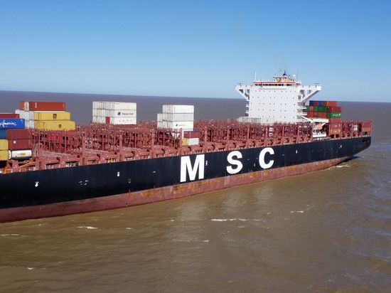 Fast leeres Frachtschiff auf dem braunen Rio de la Plata
