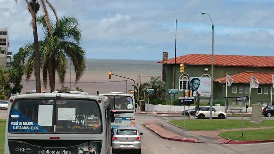 Blick auf den Rio de la Plata, es könnte auch ein etwas braun eingefärbtes Meer sein