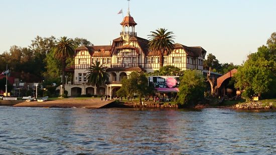 Kanuclub am Flussufer