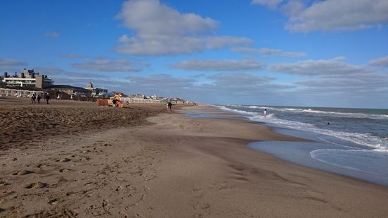 Strand in Pinamar. Unendlich scheinen die breiten Sandstrände in beide Richtungen. Mir gefallen die Strände, mich erinnert Pinamar an holländische Badeorte, nur ist hier alles etwas größer.