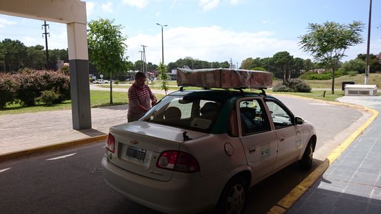 Am Taxistand frage ich die zusammenstehenden Taxifahrer, wer mich mit meiner 
Kiste  fährt. Alle packen mit an. Und nach einem erfolglosen Versuch, die Kiste in ein Auto zu packen, kommt das Taxi mit dem Dachgepäckträger zum Zug