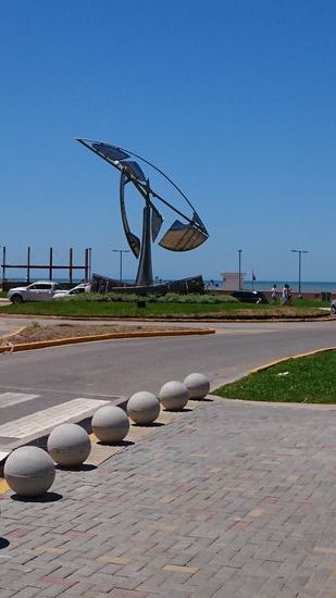 Ein Segelschiff als Statue an der Promenade