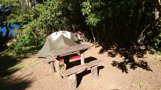 Kein Vergleich mit Camping in Deutschland. Ich habe meinen eigenen Platz mit Sitzplatz und Asado zwischen den Bäumen und genug Abstand zu den anderen Campern.