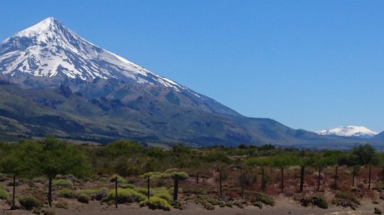 Zwei Vulkane im Blick. Vorne der Lanin und hinten der Villarrica in Chile