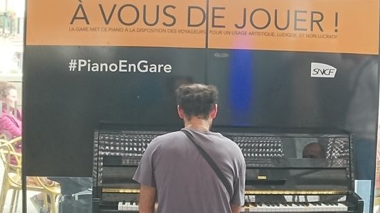 Das Piano am Bahnhof, bereit gestellt für Reisende...