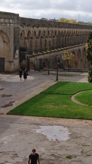 Park hinter dem Arc de triomphe in Montpellier