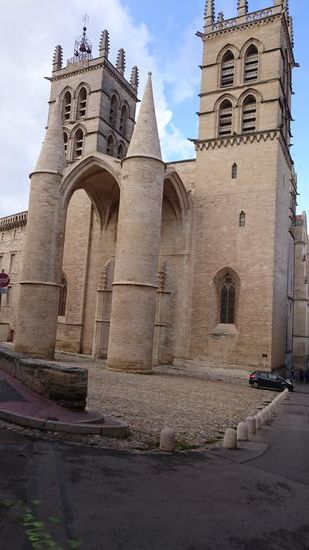 Kirche aus dem 14.Jahrhundert.  Riesig.  Das kommt auf dem Bild gar nicht zum Ausdruck.  Mir kommen hier Gedanken an Verschwendung...