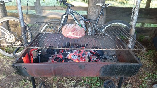 Ein großes Stück Rinderschinken kommt auf den Grill und wird am Stück gegrillt ,später geschnitten und in kleinen Stücken fertig gegrillt. Dass jeder sein eigenes Fleisch grillt, ist nicht üblich