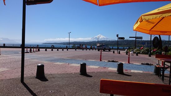 Fruchtsaft mit Blick auf Vulkan