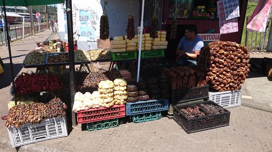 Landwirtschaftliche Produkte - Fisch, Wurst und Käse im Straßenverkauf