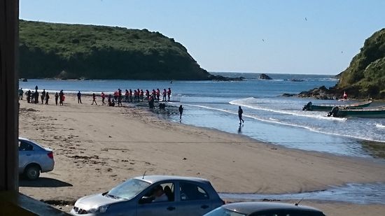 Auf Stegen werden die Touristen trockenen Fußes an die Boote geschoben