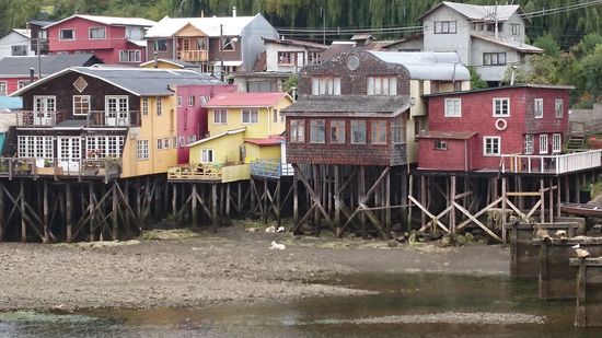 Traditionelle Stelzenhäuser im Tsunami gefährdetem Bereich