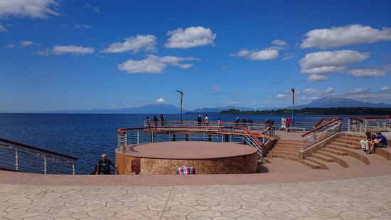 Costanera in Puerto Varas mit Blick auf Vulkan Osorno und Vulkan Calbuco
