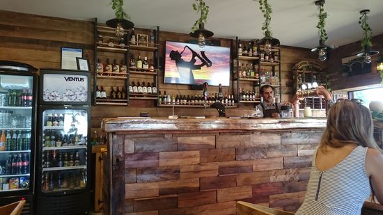 Es gibt wunderschöne Inneneinrichtungen aus Holz