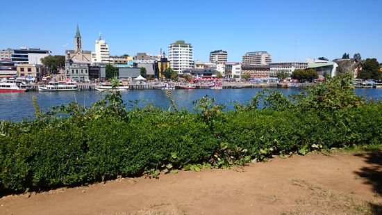 Lebhaftes Treiben an der Costanera. Ausflugsschiffe steuern historische Orte ocer Naturreservate an
