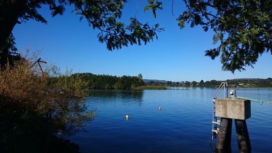 Der Campingplatz liegt direkt am Flussufer