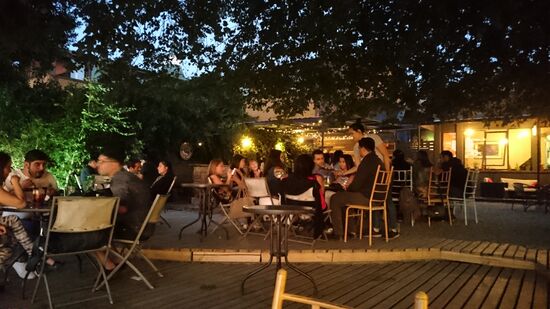 Und zum Abschluss noch ein Wein in einer Bar am Flussufer