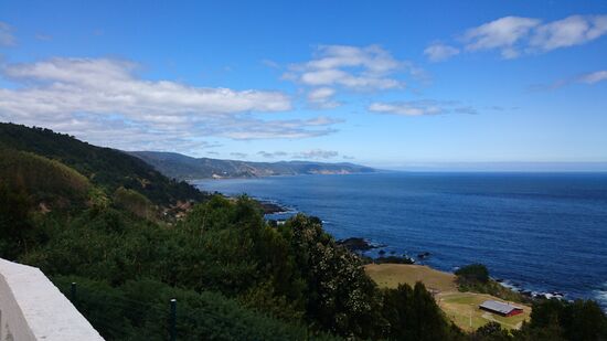 Die Straße  führt in stetigem Auf und Ab an der Küste entlang