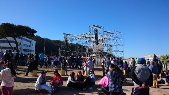 Es ist mal wieder eine Bühne aufgebaut. Im Sommer lieben die Chilenen Open Air Konzerte und ich habe keins erlebt, bei dem Eintritt zu bezahlen gewesen wäre.