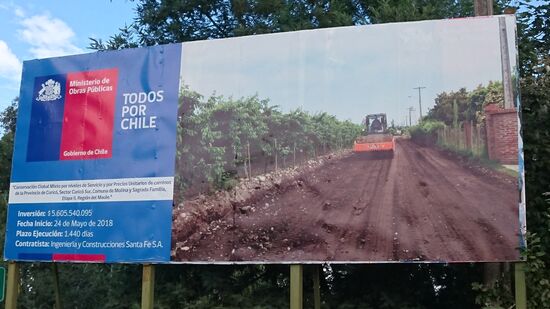 Todos por Chile und Chile mejor
Überall weisen große Schilder auf fertiggestellte Infrastrukturmaßnahmen hin, Straßen,  Bewässerung, Kanalbau ....