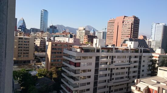 Blick aus meinem Hotelzimmer  - Hochhäuser und Andenkordilleren