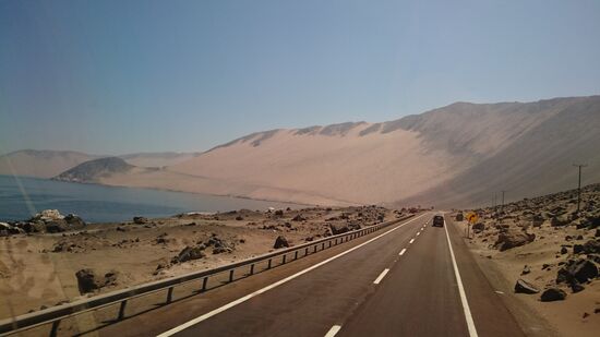 Berge mit riesigen Sandflächen