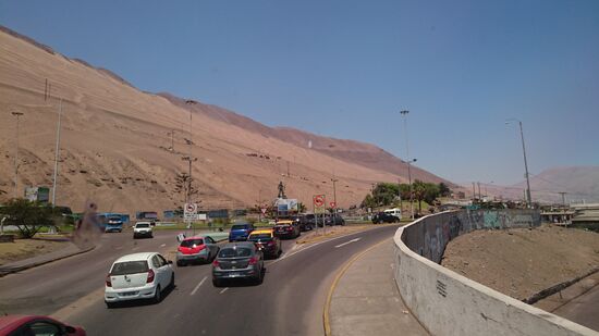 In langen Serpentinen geht es von Iquique den Berg hinauf in die Hochebene