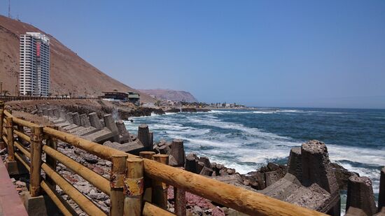 Haus zwischen Tsunami und Erdrutsch