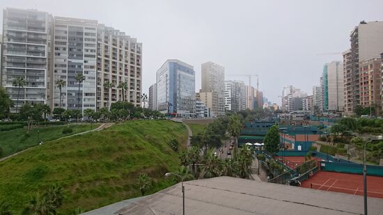 Blick auf Miraflores von der Küste aus