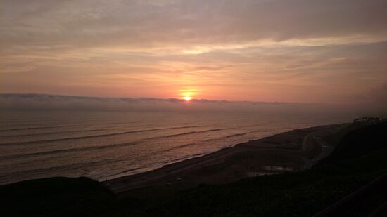 Der Sonnenuntergang an der Costanera zieht jeden Abend hunderte Menschen in seinen Bann. Die Sonne verschwindet im aufkommenden Nebel, der an diesem Tag nur für wenige Stunden gelichtet wurde