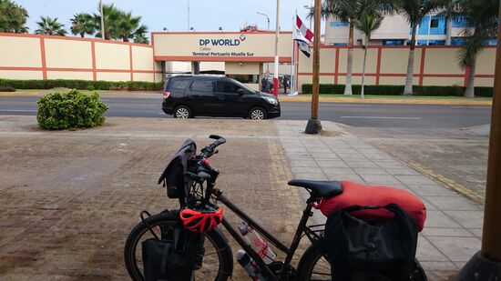 Vor dem Hafeneingang in Callao