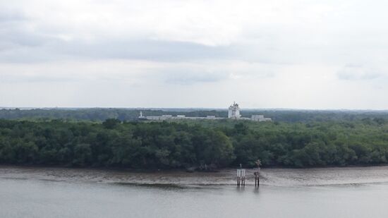 Ein Schiff verlässt den Hafen von Guayaquil