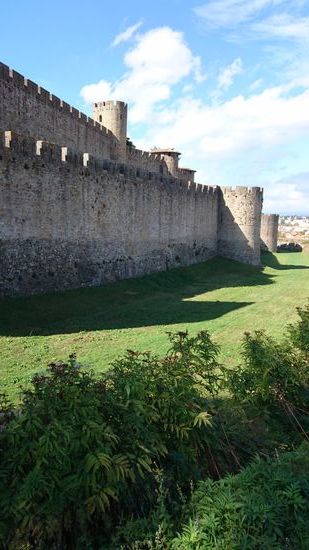 Die äußere Burgmauer der Burg von Carcassonne