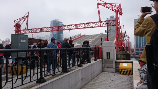 Die Koreaner feiern mit Musik und Selfies die tägliche Attraktion, wenn die Brücke fur den Schiffsverkehr geöffnet wird