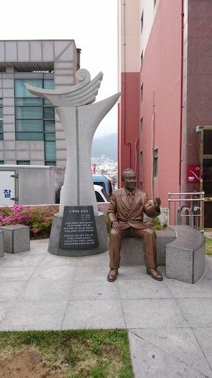 Bekannter koreanischer Musiker. Die Stadt ist voll mit Bronzestatuen. Leider kann ich die meisten Texte nicht verstehen, weil fast alles nur auf koreanisch ist