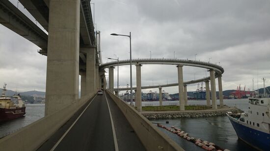 Auffahrt auf eine der Meerbrücken