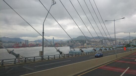 Busan erstreckt sich malerisch über mehrere Meeresbuchten und Hügel