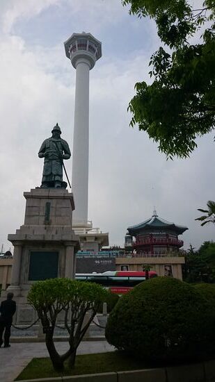 Am Busantower. Leider ist es die ganze Zeit trüb, so dass es sich nicht lohnt hochzufahren...aber ich komme ja wieder