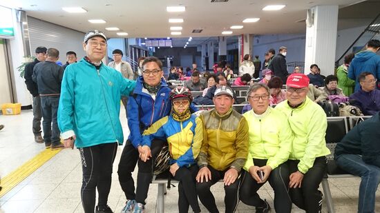 Radler aus Busan. Viele Radler und Wanderer fahren am Wochenende nach Jeju