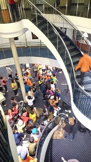 Auf der Fähre wird gefeiert