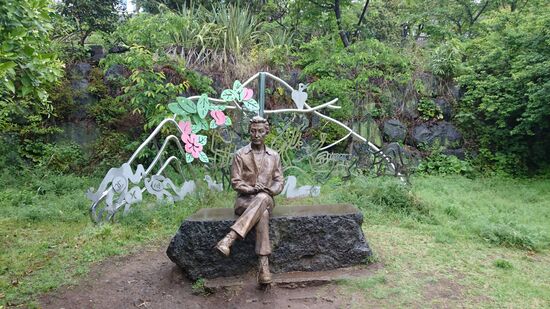 Auch auf Jeju gibt es Statuen berühmter Personen Statuen. Das ist Lee Jong Seop, ein Künstler, der 1951 auf Jeju im Exil war