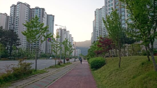 Wohntürme in Mulgeum-Eup - eine Stadt wie aus einem Guss geplant und gebaut. Keine gewachsenen Strukturen.