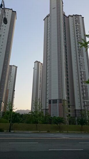 Nur leider sieht man in den Häuserschluchten kaum noch die schöne Umgebung