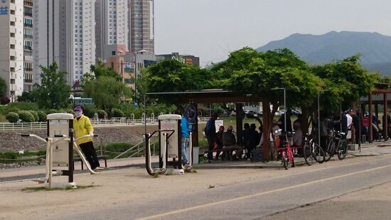 Auch die Menschen, die an den Fitnessgeräten turnen, sind vermummt und eingehüllt
